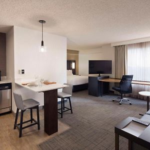 Studio Suite Queen Mobility or Hearing Accessible Tub